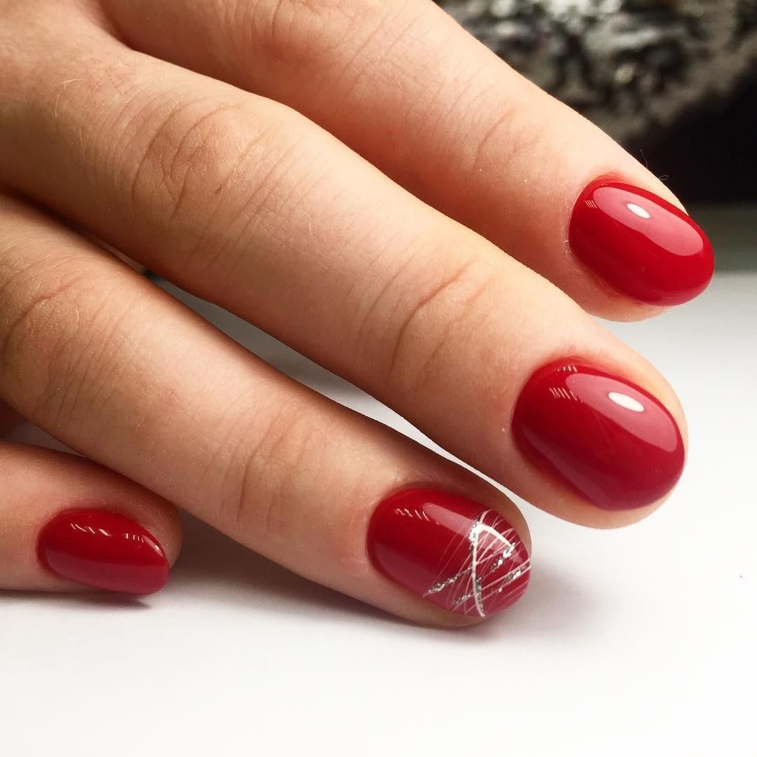 Фото красного овального маникюра на короткие ногти