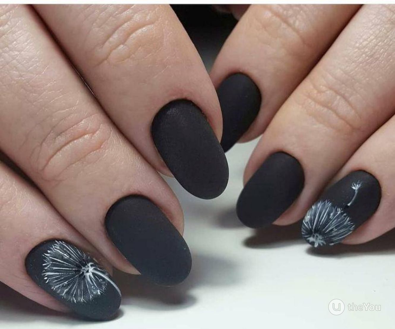 Дизайн черных ногтей матовый. Матовые ногти. Черные ногти. Темный маникюр. Черные матовые ногти.