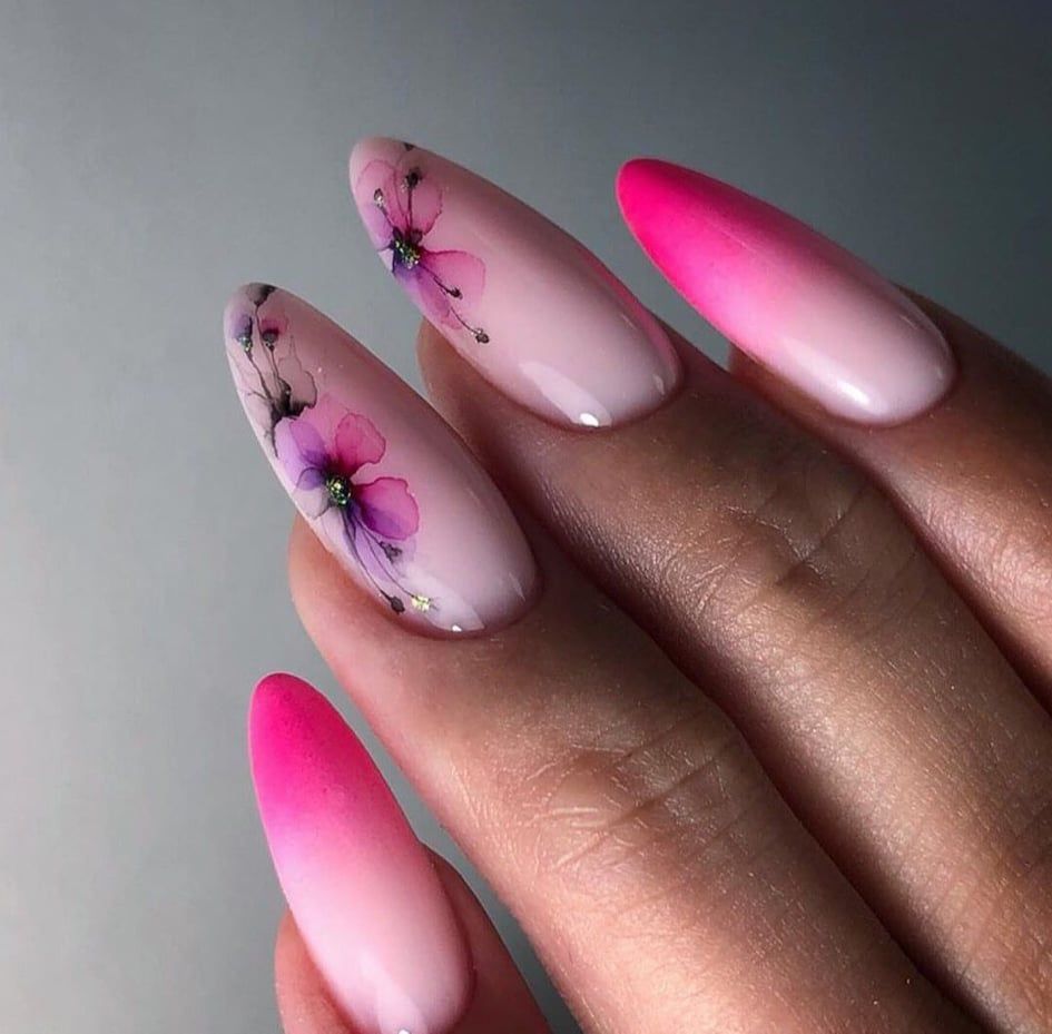 Маникюр розовый с цветочками