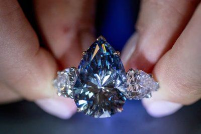 На аукционе Christie's был продан крупнейший голубой бриллиант 