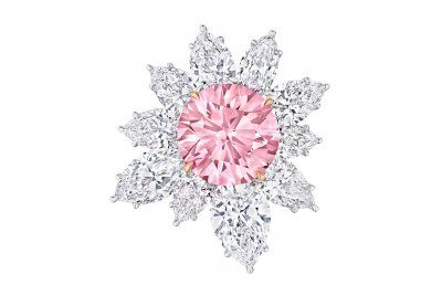 Безупречный розовый бриллиант продан за 13 миллионов долларов на аукционе Christie's