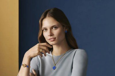 Van Cleef & Arpels: новая глава коллекции Alhambra с голубым агатом