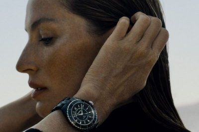 Сила воды: Жизель Бюндхен и новая история Chanel J12