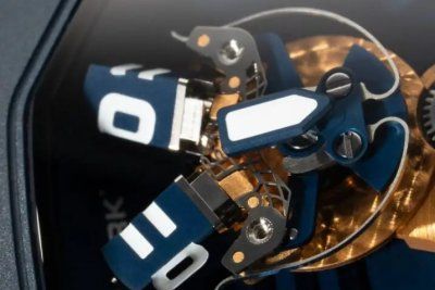 URWERK UR-120 Blue Planet: эффектный финал космической саги